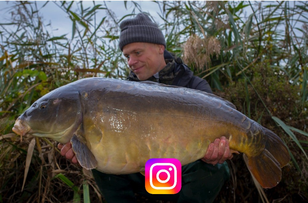 Raymond Hakkert met een karper met het instagram logo